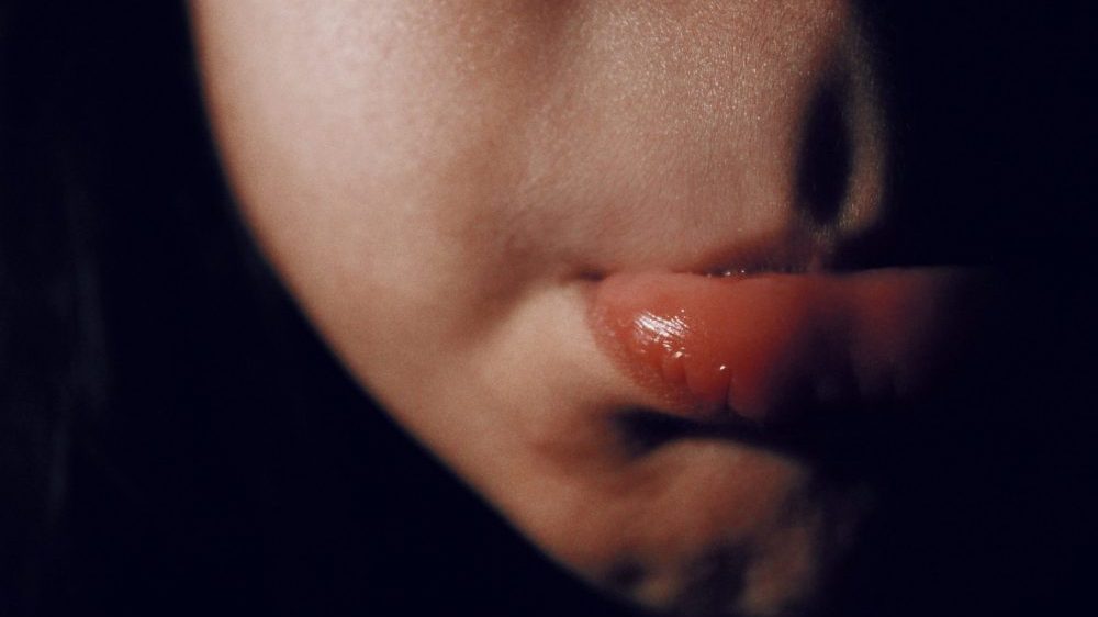 Soforthilfe Regelschmerzen Menstruationsbeschwerden Unterleibskrämpfe Lockerung Lippenflattern Prusten Pferdelippen Hausmittel
